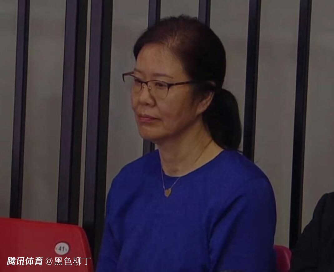 其中，Alan和梦捷在现实的逼迫下节节败退、忍痛分手，心怀遗憾的两人再次相遇时仍然想要靠近对方，可曾经的猜忌与误会依旧在两人之间竖起了高高的城墙，曾经相爱的两人要如何再爱一次？除他们以外，该片还将镜头对准了其他处在困境的年轻人——因共同的梦想而在这座充满欲望的城市中惺惺相惜的奋斗青年；萍水相逢、想做“不谈过去、不问将来”的真朋友的新潮男女，三组怀揣情感与梦想的年轻人行走在车水马龙的城市中，寻找着心里的那份归属感